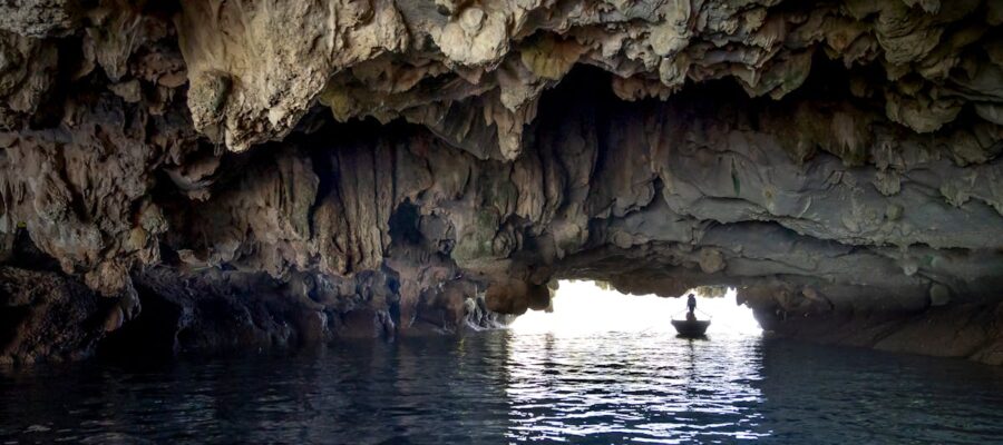 découvrez l'histoire fascinante et les mystères d'une grotte humide, où la nature a sculpté des formations étonnantes. plongez dans l'univers des cavités souterraines et explorez les secrets que recèle cet environnement unique.