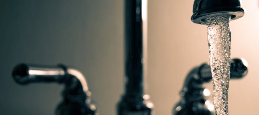 découvrez comment réparer un robinet qui fuit grâce à nos conseils et astuces pratiques. apprenez à identifier les causes d'une fuite et à effectuer des réparations simples pour économiser de l'eau et des coûts.