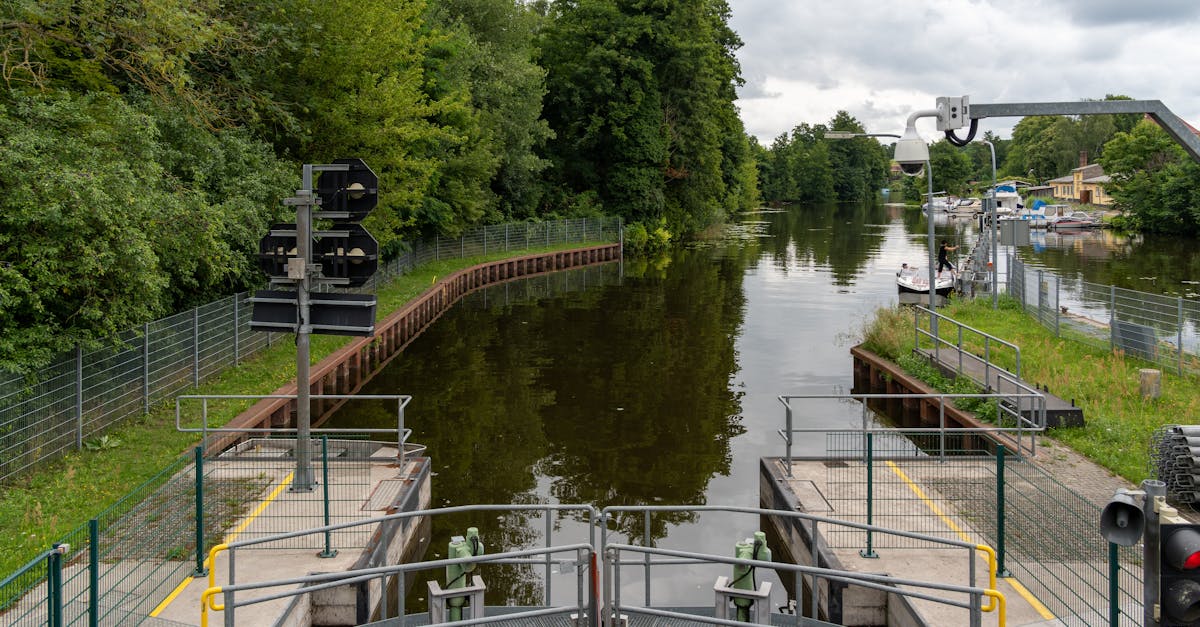 découvrez le système de verrouillage à trois points, une solution de sécurité optimale pour protéger vos portes et fenêtres. alliant robustesse et fiabilité, ce mécanisme moderne garantit une meilleure résistance aux intrusions et une tranquillité d'esprit inégalée.