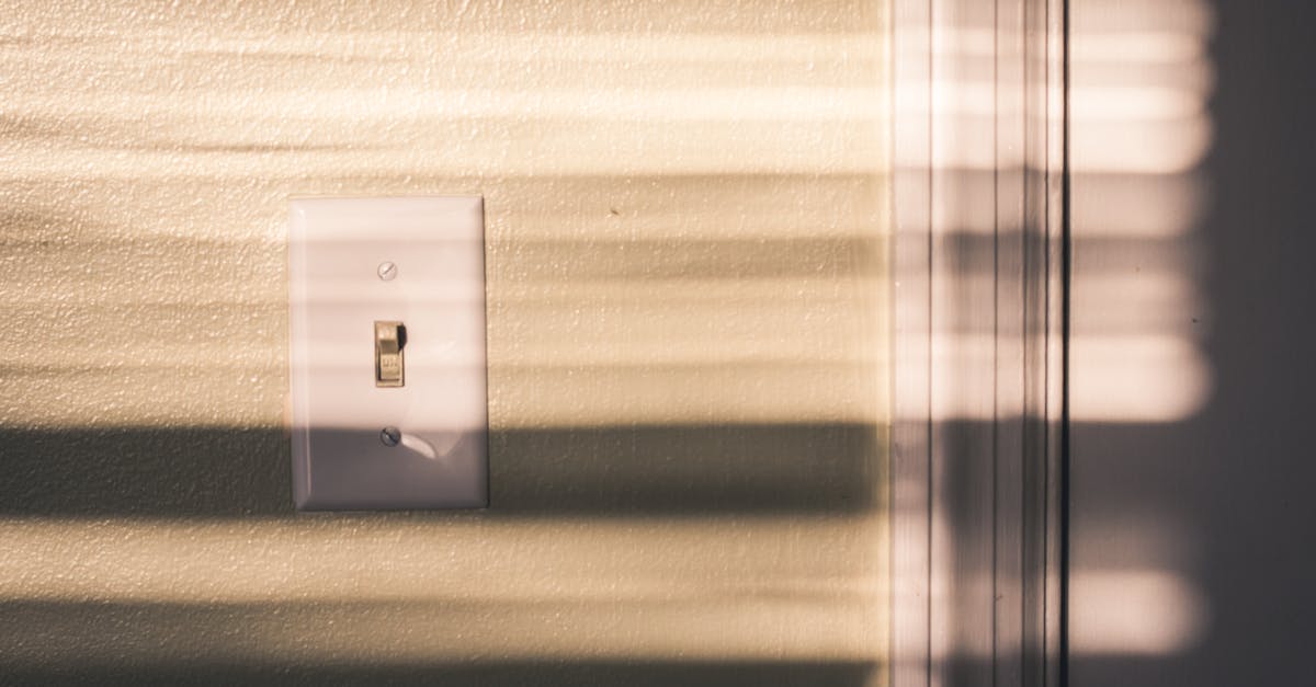 découvrez le fonctionnement d'un interrupteur à deux voies, essentiel pour contrôler l'éclairage depuis plusieurs emplacements. idéal pour votre maison, apprenez à l'installer et à l'utiliser efficacement.