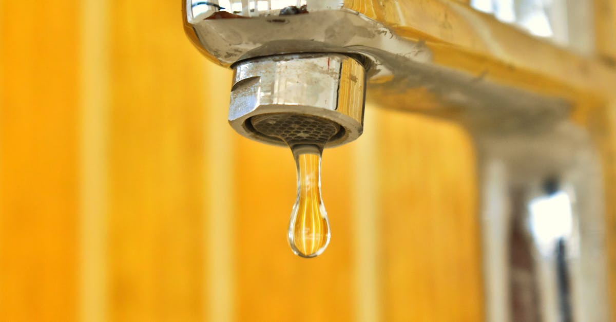 découvrez les causes courantes d'une fuite de chauffe-eau et nos conseils pour y remédier rapidement. protégez votre maison des dégâts d'eau et maintenez votre système en bon état!