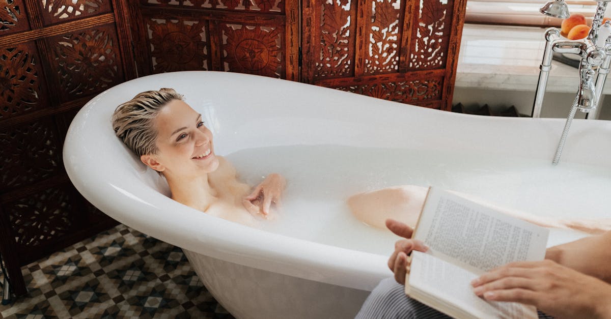 découvrez nos parois de baignoire élégantes et pratiques pour protéger votre salle de bain des projections d'eau tout en ajoutant une touche moderne à votre espace. options variées pour tous les styles.