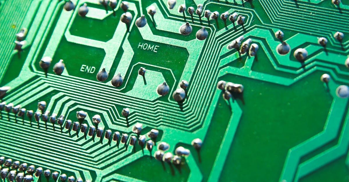 découvrez le monde des condensateurs : fonctionnement, types et applications. apprenez comment ces composants essentiels jouent un rôle crucial dans l'électronique moderne, de l'alimentation des smartphones à la gestion de l'énergie dans les dispositifs industriels.