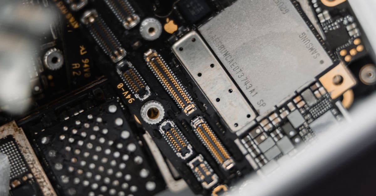 découvrez tout sur le condensateur : un composant essentiel de l'électronique, utilisé pour stocker et libérer de l'énergie dans divers circuits. explorez ses types, applications et fonctionnements.