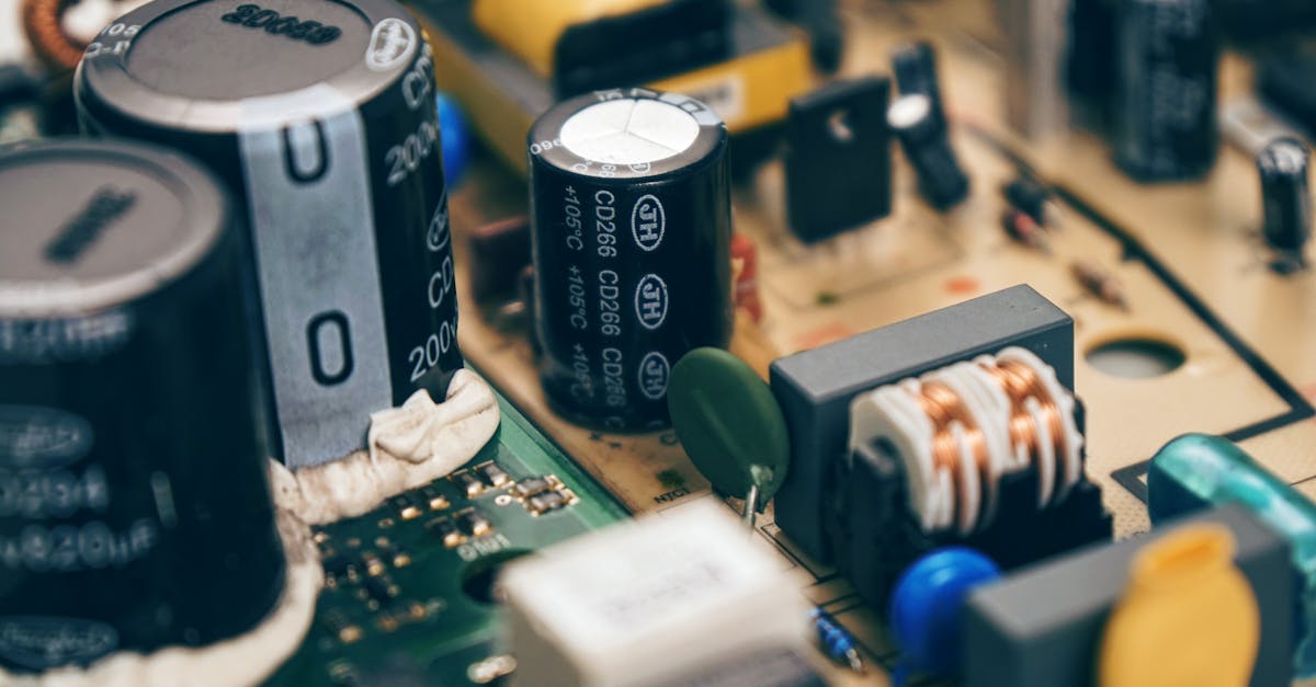 découvrez tout sur le condensateur, un élément clé en électronique qui stocke et libère de l'énergie. apprenez son fonctionnement, ses applications et son importance dans divers circuits électroniques.