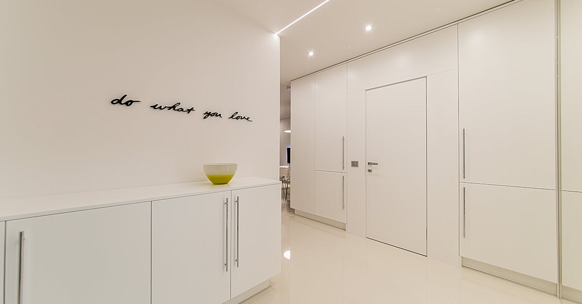 découvrez tout ce qu'il faut savoir sur les plafonds : types, matériaux, conseils d'installation et astuces d'entretien pour sublimer votre intérieur.