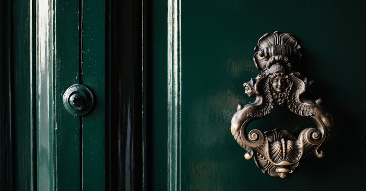 découvrez comment éliminer efficacement le grincement de porte avec des astuces simples et des solutions rapides. dites adieu aux bruits gênants grâce à nos conseils pratiques pour une maison plus silencieuse.