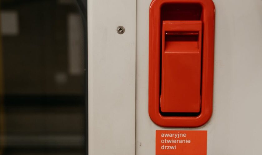 découvrez les coûts d'installation des portes intérieures, incluant les matériaux, la main-d'œuvre et les conseils pour faire le meilleur choix pour votre projet de rénovation.