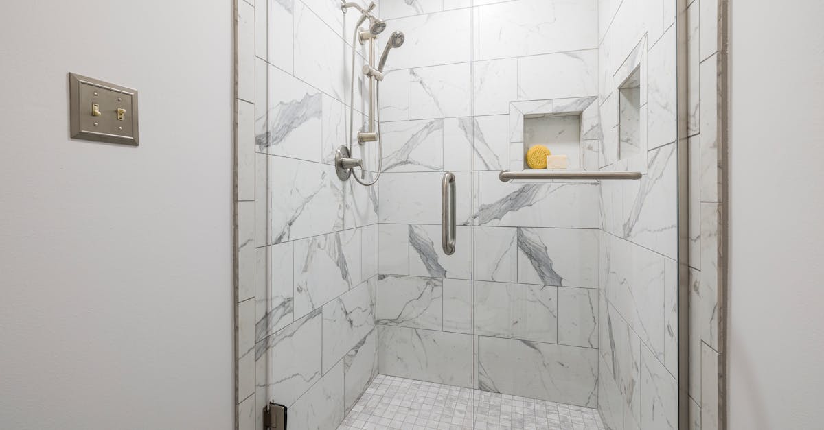 découvrez combien coûte l'installation d'une douche : informations sur les tarifs, facteurs influençant le prix et conseils pour estimer votre budget de travaux.