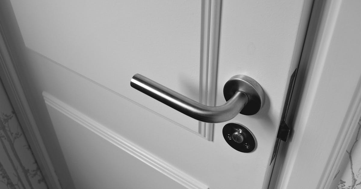 découvrez comment débloquer une serrure coincée avec des astuces pratiques et des conseils d'experts. ne laissez pas une serrure bloquée vous freiner, retrouvez l'accès à vos espaces en toute simplicité.