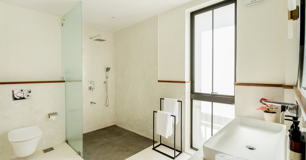 remplacez facilement le mécanisme de chasse d'eau de vos toilettes pour améliorer leur fonctionnement et économiser de l'eau. guide pratique pour bien choisir et installer un nouveau système de chasse d'eau.