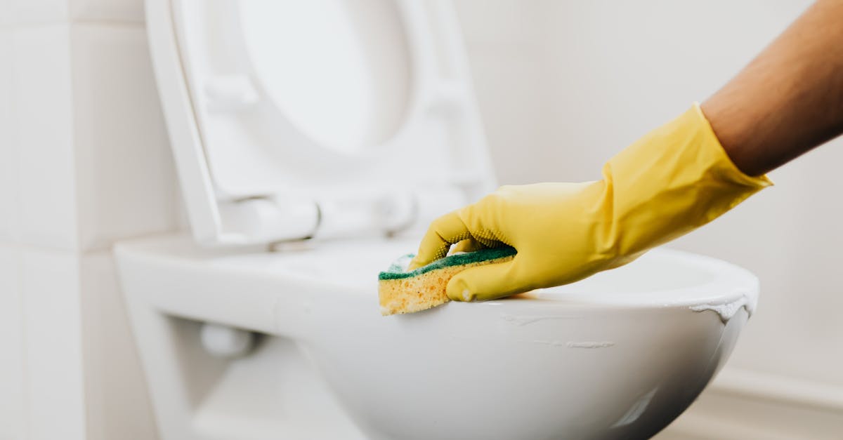 découvrez comment identifier et réparer efficacement une fuite de toilette pour éviter le gaspillage d'eau et les dommages dans votre salle de bain. guide simple, astuces pratiques.