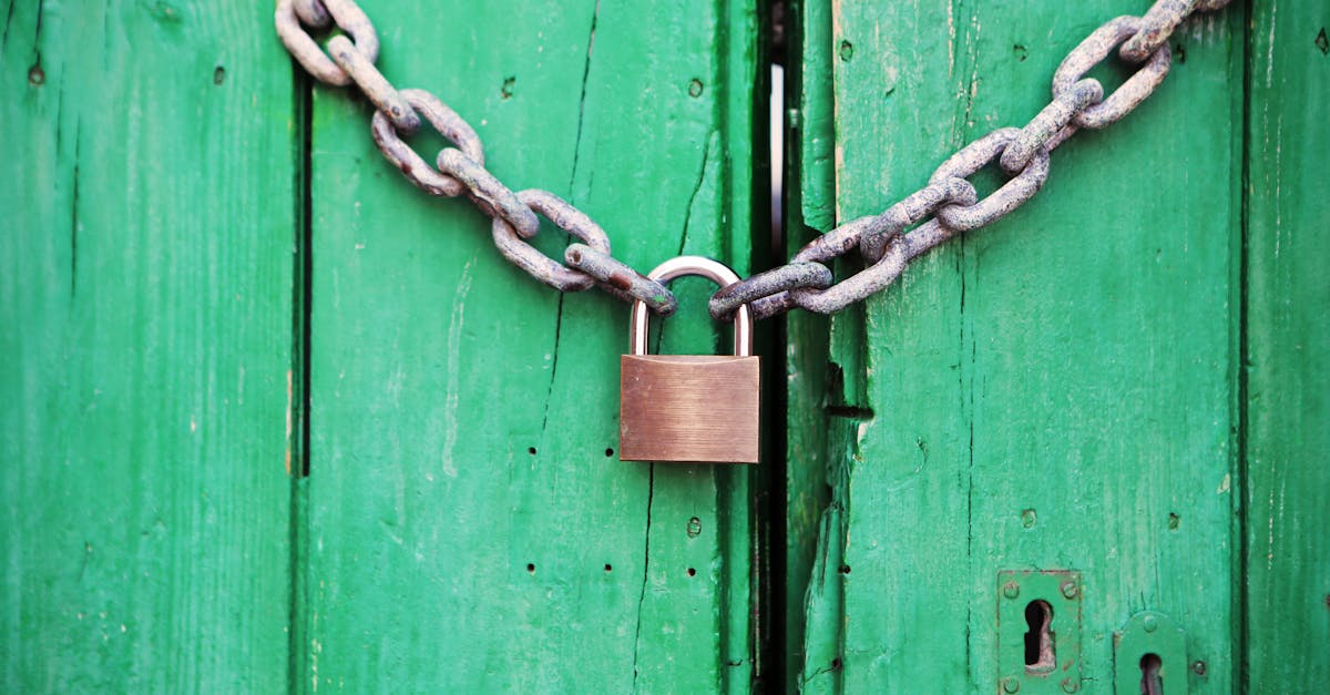 découvrez comment isoler efficacement votre porte d'entrée pour améliorer le confort de votre maison, réduire les pertes de chaleur et économiser sur vos factures d'énergie grâce à nos conseils pratiques sur l'isolation des portes d'entrée.