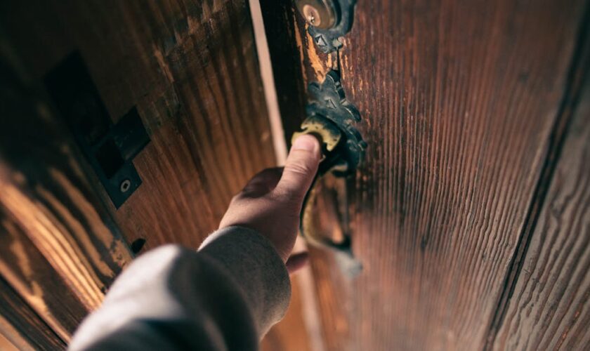 découvrez comment isoler efficacement la porte d'entrée de votre maison pour réduire les pertes de chaleur, améliorer le confort et économiser sur vos factures d'énergie.