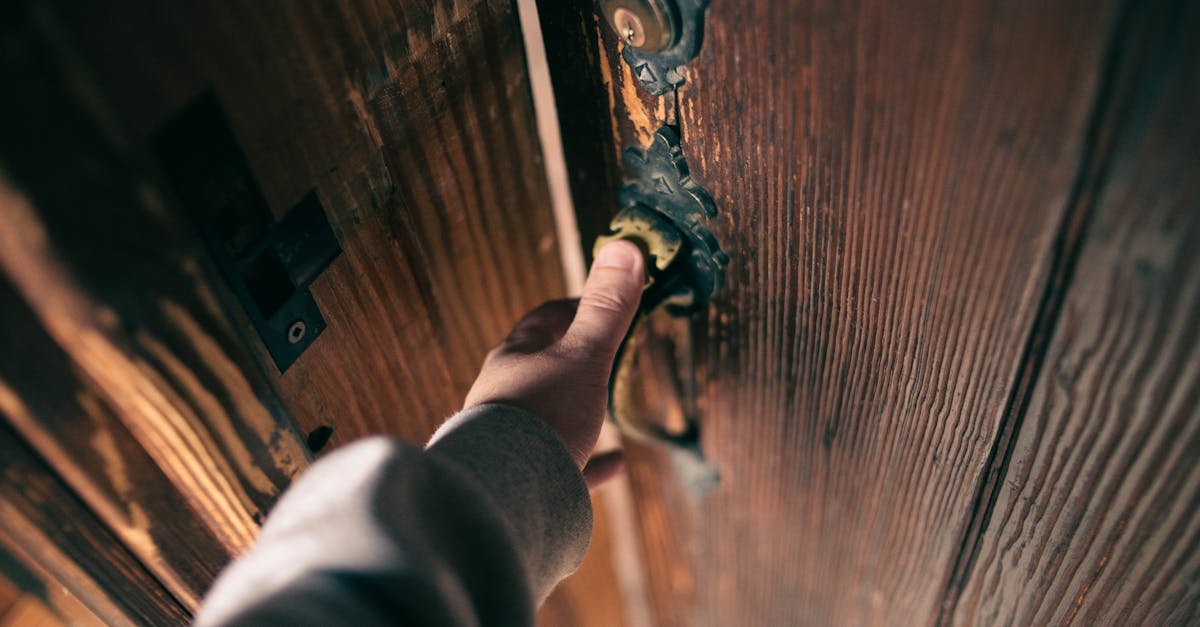 découvrez comment isoler efficacement la porte d'entrée de votre maison pour réduire les pertes de chaleur, améliorer le confort et économiser sur vos factures d'énergie.