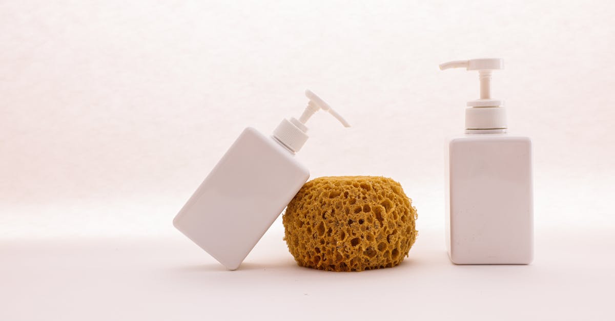découvrez des idées et astuces pratiques pour optimiser le rangement et l’organisation de votre salle de bain afin de gagner de la place et garder vos essentiels à portée de main.