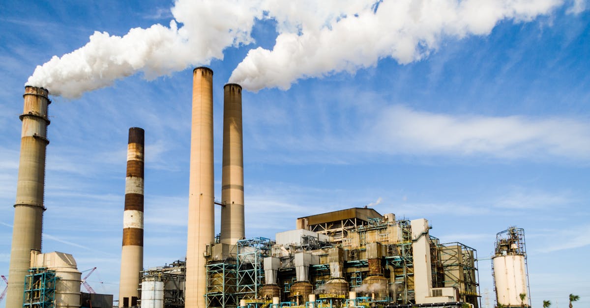 découvrez les causes, solutions et préventions efficaces contre le phénomène de refoulement de fumée dans les cheminées, pour assurer la sécurité et le confort de votre foyer.