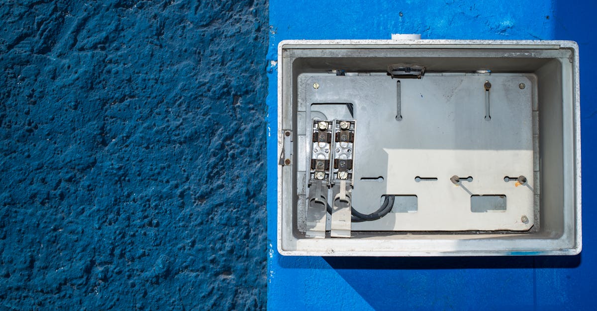 découvrez le fonctionnement, les avantages et les applications des disjoncteurs (circuit breaker) dans les systèmes électriques. protégez vos installations avec des solutions fiables et adaptées à vos besoins.