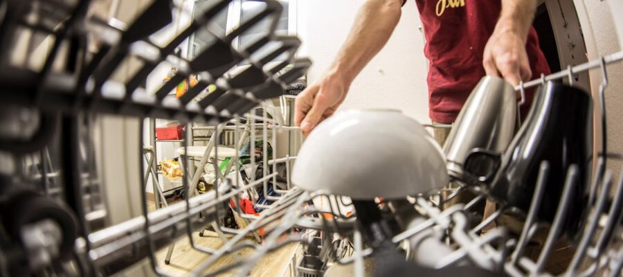 découvrez tout sur les lave-vaisselle : conseils d'achat, guide d'utilisation, astuces d'entretien et meilleures marques pour une vaisselle impeccable et un gain de temps au quotidien.