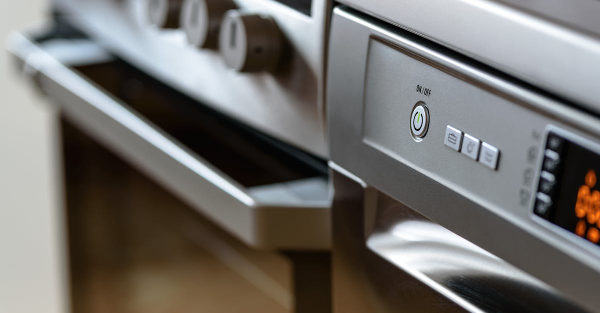 découvrez les causes possibles d'une fuite de lave-vaisselle et apprenez comment identifier et réparer rapidement ce problème pour éviter des dégâts d'eau dans votre cuisine.