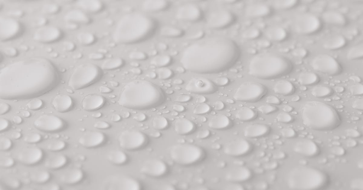 découvrez comment identifier, prévenir et réparer efficacement une fuite de gouttière pour protéger votre maison contre les infiltrations d'eau et maintenir votre toiture en bon état.