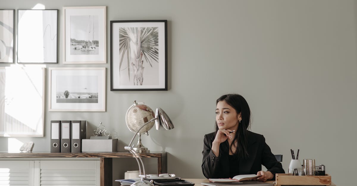 découvrez des conseils pratiques et des astuces efficaces pour l'organisation de votre bureau afin d'améliorer votre productivité, réduire le stress et travailler dans un espace fonctionnel et agréable.