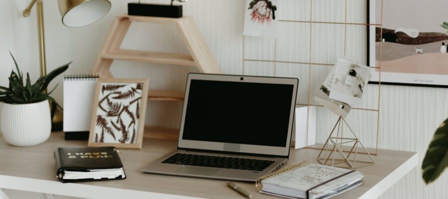 découvrez nos conseils et astuces pratiques pour organiser efficacement votre bureau. améliorez votre productivité avec des idées innovantes de rangement et d'agencement pour un espace de travail optimisé.