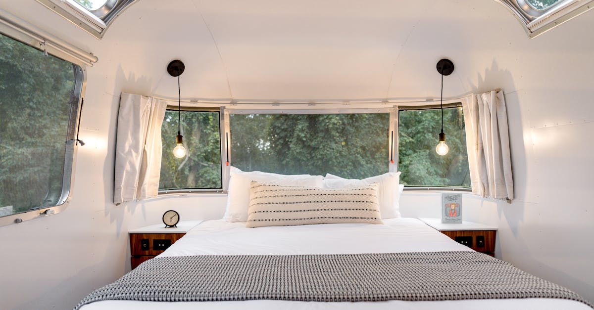 découvrez nos rideaux pour puits de lumière, une solution élégante pour contrôler la lumière naturelle et préserver votre intimité. facile à installer, idéale pour toutes les pièces avec fenêtres de toit.