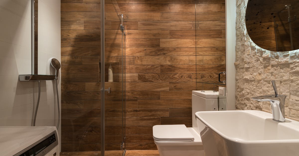 découvrez comment identifier et réparer les fuites de toilettes pour éviter le gaspillage d'eau et les dégâts dans votre salle de bain. conseils pratiques et solutions simples pour une maison saine.