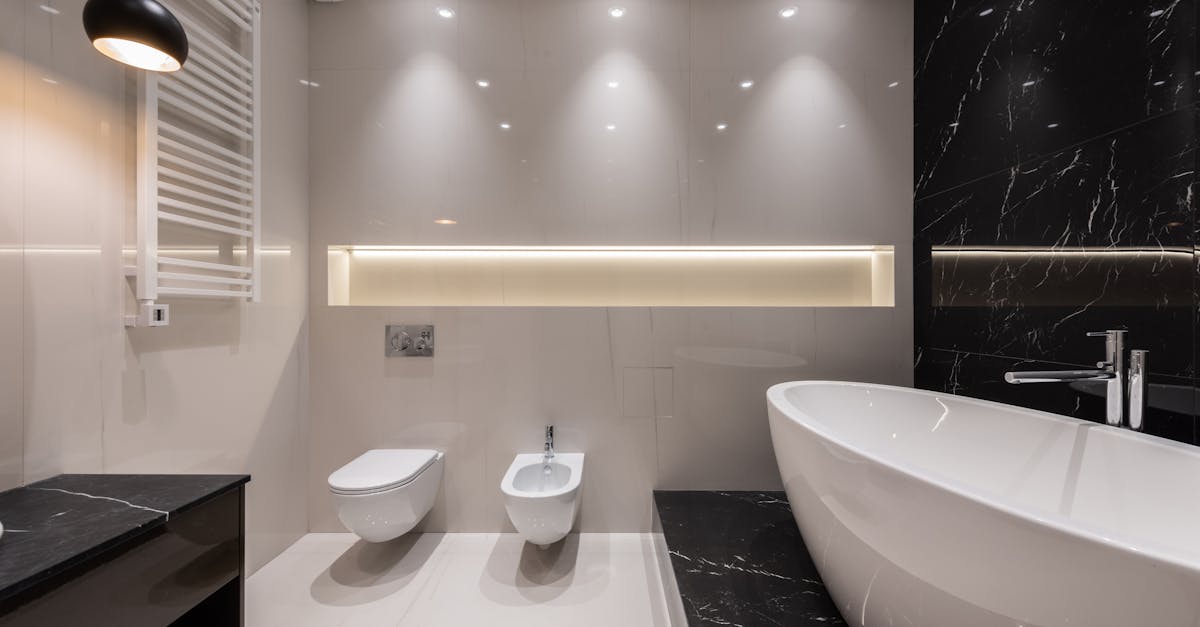 découvrez comment repérer, réparer et prévenir les fuites de réservoir de toilettes. conseils pratiques pour éviter le gaspillage d'eau et économiser sur votre facture.