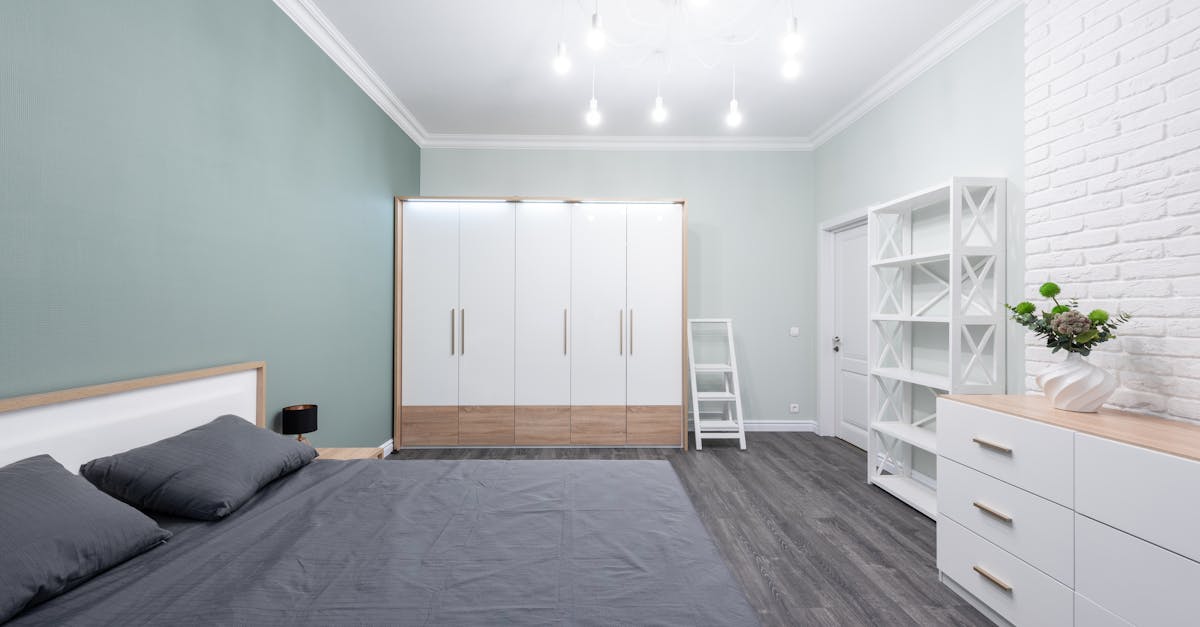 découvrez comment ajuster facilement la porte de votre armoire pour un alignement parfait, réduire les grincements et améliorer la fonctionnalité de votre meuble.