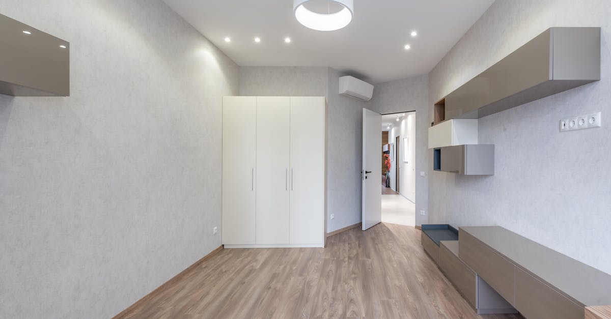 découvrez comment ajuster les portes de votre armoire facilement. suivez nos astuces pour un alignement parfait et un fonctionnement optimal de vos portes de dressing.