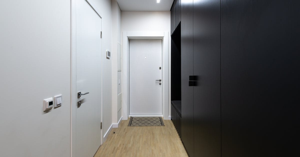 découvrez comment ajuster facilement vos portes de garde-robe pour assurer un fonctionnement fluide et améliorer l'apparence de votre espace. guide pratique et astuces pour une penderie parfaite.