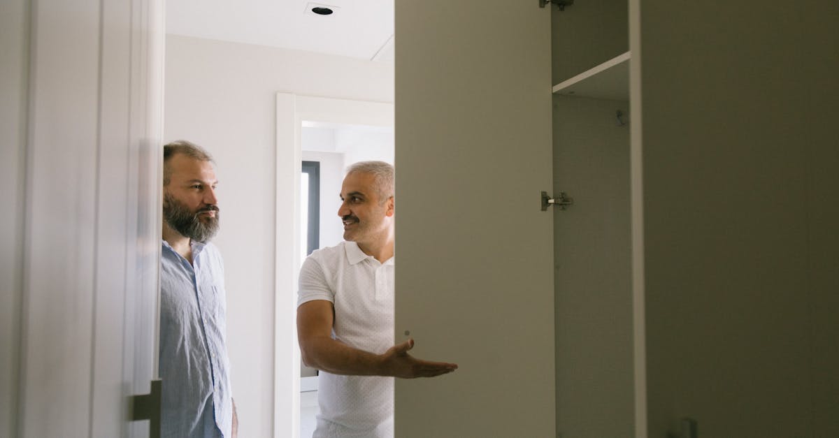 découvrez nos conseils pratiques pour ajuster facilement la porte de votre armoire : techniques, astuces et outils pour un alignement parfait et un fonctionnement sans effort.
