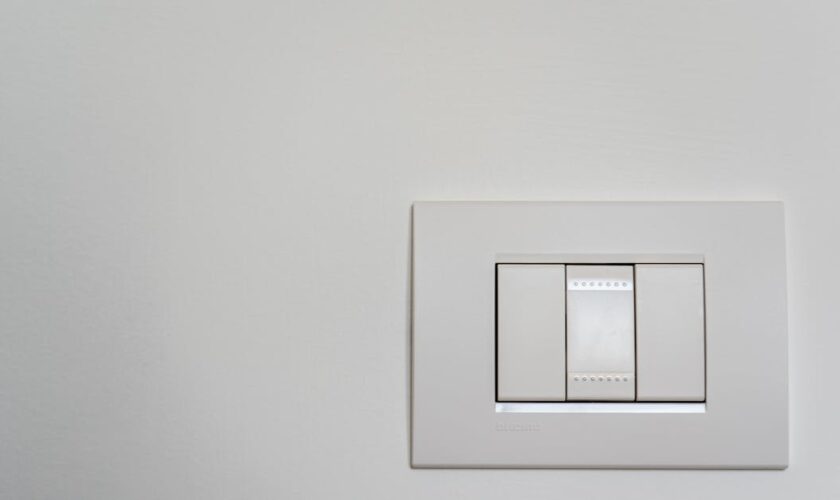 découvrez tout ce qu'il faut savoir sur les switches : leur fonctionnement, leurs avantages, et comment choisir le modèle adapté à vos besoins en réseau informatique.