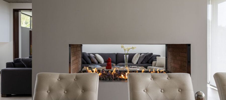 Elegant living room in Chía, Colombia featuring a cozy fireplace and stylish decor.