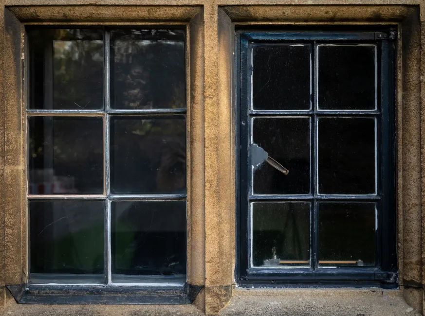 Old casement windows in Oxford capture historic architecture details.
